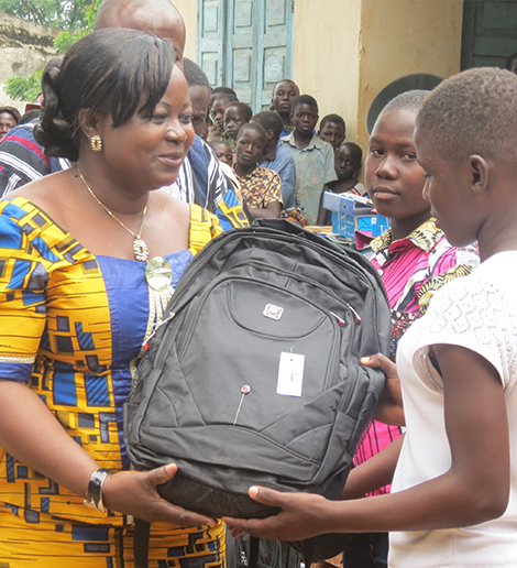 Remise de fournitures scolaires aux enfants vulnérables Coeur Solidaire Togo